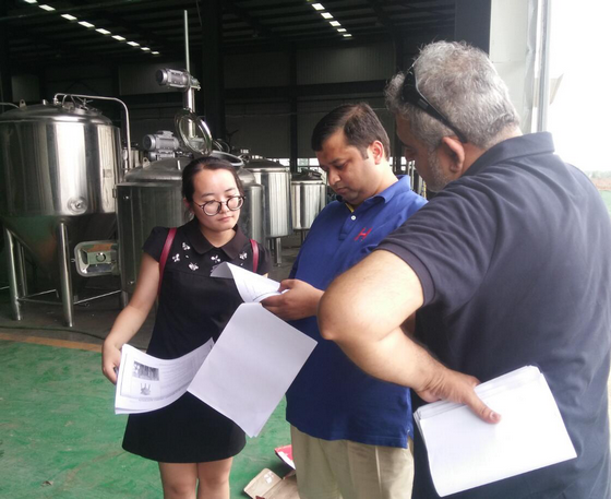 參觀精釀啤酒車(chē)間